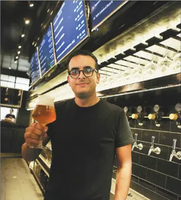  ?? PHOTOS PROVIDED TO CHINA DAILY ?? Daniel Dumbrill shows his self-brewed craft beer at his brewpub.