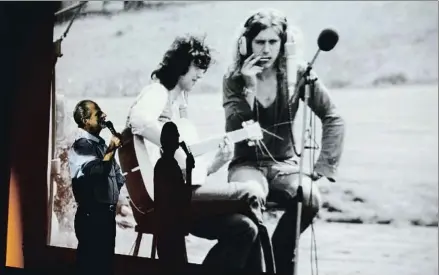  ?? REBECCA SAPP / GETTY ?? Kramer comenta una de les seves conegudes fotos, de Jimmy Page amb Robert Plant, al Museu dels Grammy (2009)