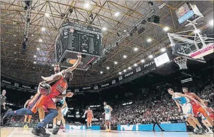  ?? FOTO: EFE ?? Will Thomas, del Valencia Basket, intenta superar a Nacho Llovet, del Monbus Obradoiro, en el encuentro de ayer