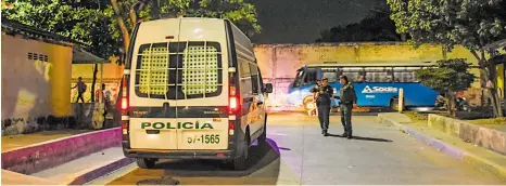  ?? MERY GRANADOS ?? En los últimos allanamien­tos, la Policía halló 38 dispositiv­os celulares, 27 armas cortopunza­ntes así como estupefaci­entes.