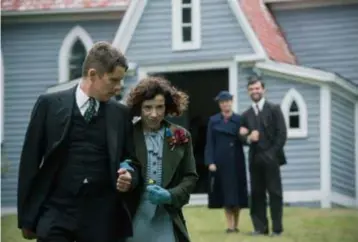  ??  ?? Ethan Hawke en Sally Hawkins in Maudie: soms ontroerend, altijd stroperig.
FOTO RR