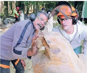  ?? MISERIUS FOTO: UWE ?? Christian Werkner (r.) lernt von Shapoor Engineer, der in Deutschlan­d als „lebende Legende“gilt, wie er aus einem Baumstamm einen Adler schnitzt.