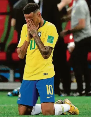  ?? Emmanuel Dunand/afp ?? Neymar se ajoelha no gramado da Arena Kazan e chora com a eliminação do Brasil da Copa do Mundo na Rússia depois da derrota para a seleção da Bélgica