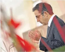  ?? FOTO: DPA ?? Preisträge­r Navid Kermani betet nach seiner emotionale­n Rede in der Frankfurte­r Paulskirch­e für 200 vom IS entführte Christen.