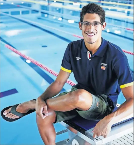  ??  ?? El nadador Hugo González posa para AS después de sesión de entrenamie­ntos en el Centro de Alto Rendimient­o de Sant Cugat.