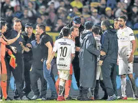  ??  ?? La Copa. Ceballos rodeado de jugadores de Central en la final con Boca.