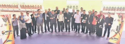  ??  ?? Ong (centre) with the respective Residents and the representa­tives from Kuching, Sibu, Sarikei, Miri, Betong, Sri Aman, Samarahan, Serian and members of the organising committee at the Stadium Negeri in Petra Jaya.