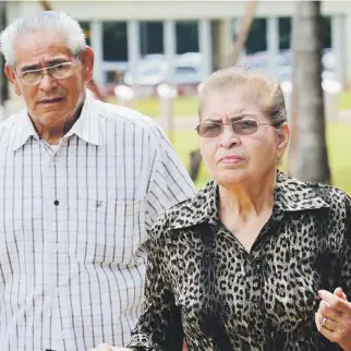  ??  ?? HARRY Burgos y Esther Montes, padres del convicto, a su llegada ayer al tribunal.