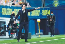  ?? FOTO: EFE ?? Unai Emery da indicacion­es a sus jugadores durante el duelo ante el Arsenal