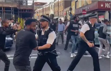  ?? ?? Flashpoint: Police separate rival protesters who were fighting in Islington yesterday