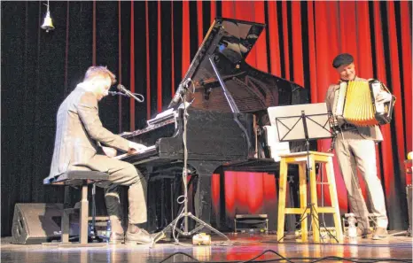  ?? FOTOS: PEGGY MEYER ?? Simon Höness am Klavier und Sascha Bendiks am Akkordeon verzerren mal sanft und mal rau verschiede­ne Rock-Klassiker.