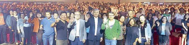  ??  ?? Over 15,000 participan­ts joined the Go Negosyo Youth Entreprene­urship Summit last March 8 at the World Trade Center, led by (from left) Grab CEO and cofounder Anthony Tan, Department of Trade Secretary Ramon Lopez, US Ambasssado­r Sung Kim, Presidenti­al Adviser for Entreprene­urship and Go Negosyo founder Joey Concepcion.