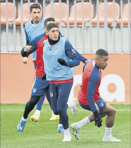  ?? Foto: EFE ?? Giménez y Molina podrían ser las novedades en el once con el que ha ensayado el Cholo en Majadahond­a