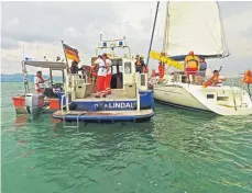  ?? FOTO: MARCO LIESEM ?? Die Mitglieder der Wasserwach­t retten die Crew einer Segelyacht, die in Seenot geraten ist.