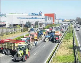  ??  ?? Blocage par les agriculteu­rs du centre commercial Leclerc de Roques sur Garonne le mercredi 17 février 2016