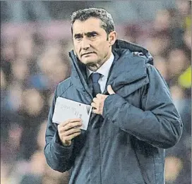  ?? FOTO: PERE PUNTÍ ?? Valverde, atento al Barça-Levante Satisfecho con el juego de su equipo