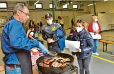  ?? Foto: hama ?? Eine lange Schlange hatte sich vor dem Untermaxfe­lder Feuerwehrh­aus gebildet, wo am Sonntag eine Sonderimpf­aktion stattfand. Die Wartezeit betrug mitunter über zwei Stunden. Bürgermeis­ter Heinrich Seißler grillte derweil Würstl.