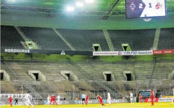  ?? FOTO: ROLAND WEIHRAUCH/DPA ?? Die Hoffnung der Bundesliga: Die DFL setzt im Existenzka­mpf voll auf Spiele ohne Zuschauer.