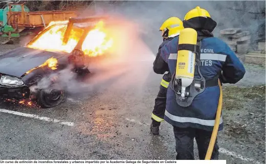  ??  ?? Un curso de extinción de incendios forestales y urbanos impartido por la Academia Galega de Seguridade en Cedeira