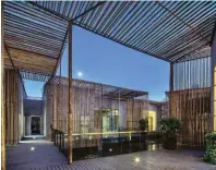  ??  ?? UNA CASA DA TÈ GALLEGGIAN­TE La Bamboo Courtyard Teahouse a Yangzhou, Shanghai, progettata dall’architetto cinese Sun Wei, partner dello studio Harmony World Consulting.