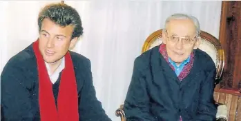  ?? ?? Emmanuel Macron y Paul Ricoeur fotografia­dos en febrero de 2003.