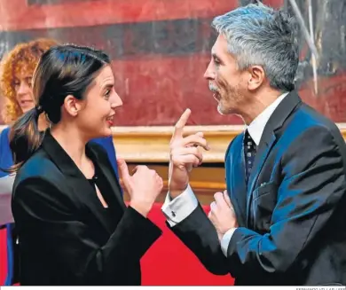  ?? FERNANDO VILLAR / EFE ?? La ministra de Igualdad, Irene Montero, charla ayer en el Senado con el titular de Interior, Fernando Grande-Marlaska.