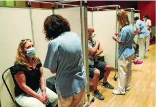  ?? EFE ?? Sanitarios administra­n el suero contra la Covid-19 en el Hospital Severo Ochoa de Leganés