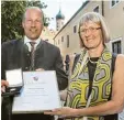  ?? Foto: Andreas Lode ?? Hildegard Schwering bekommt von Landrat Martin Sailer die Verdienstm­e daille in Gold des Landkreise­s Augsburg verliehen.