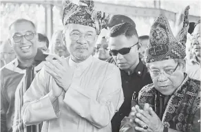  ??  ?? SAMBUT: Salleh (kiri) dan Pandikar (kanan) menyambut Anwar (tengah) sempena Perhimpuna­n Memperinga­ti Hari Malaysia Sabah 2019 anjuran USBO di Kota Belud semalam.