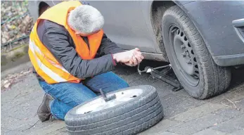  ?? FOTO: BODO MARKS ?? Mit ein wenig Übung können Autofahrer die Räder ihres Fahrzeugs auch selbst wechseln.