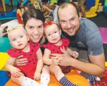  ??  ?? Chloe and Leigh Anderson with their twins Scarlett and Evolet.