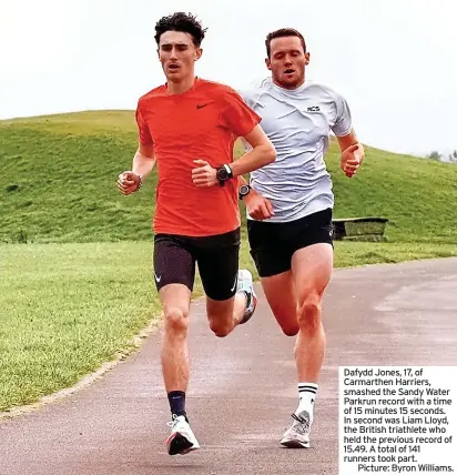  ?? ?? Dafydd Jones, 17, of Carmarthen Harriers, smashed the Sandy Water Parkrun record with a time of 15 minutes 15 seconds. In second was Liam Lloyd, the British triathlete who held the previous record of 15.49. A total of 141 runners took part.
Picture: Byron Williams.