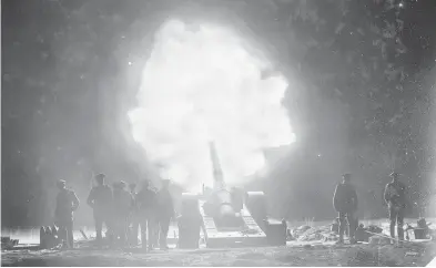  ?? GEORGE METCALF ARCHIVAL COLLECTION © CANADIAN WAR MUSEUM ?? A heavy artillery piece is fired during the Battle of Vimy Ridge, April 1917. Historian J.L. Granatstei­n, the author of The Greatest Victory: Canada’s Hundred Days, 1918, writes that few know about this significan­t period.