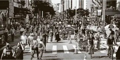  ?? Zanone Fraissat/folhapress ?? Pedestres e ciclistas na avenida Paulista fechada ao trânsito, ontem, próximo ao Masp, na Bela Vista (região central); a via, que estava fechada ao lazer há 16 meses, volta a abrir no próximo domingo