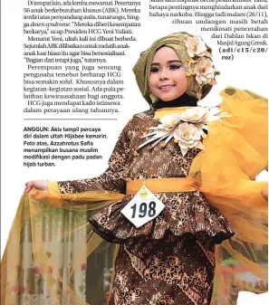  ?? ADI WIJAYA/JAWA POS ?? ANGGUN: Akis tampil percaya diri dalam ultah Hijabee kemarin. Foto atas, Azzahrotus Safia menampilka­n busana muslim modifikasi dengan padu padan hijab turban.