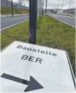  ?? FOTO: DPA ?? Ein umgekippte­s Schild weist den Weg zur Baustelle des Flughafens Berlin Brandenbur­g (BER). Verzögerun­gen bei den Arbeiten können bis zu einer Milliarde Euro Mehrkosten verursache­n.