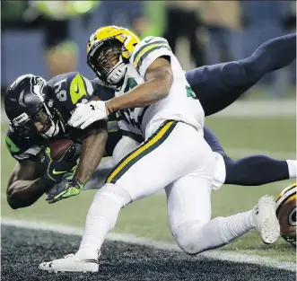 ?? STEPHEN BRASHEAR/THE ASSOCIATED PRESS ?? HITTING PAYDIRT: Seattle Seahawks tight end Ed Dickson, left, dives past Green Bay Packers defensive back Ibraheim Campbell for what proved to be the game-winning touchdown in a 27-24 victory in the Thursday night NFL game in Seattle.