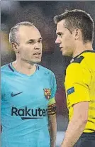  ?? FOTO: P. PUNTÍ ?? Iniesta protestó la decisión de Turpin