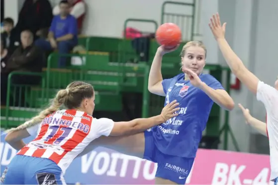  ?? FOTO: THOMAS SUNDSTRöM ?? 18-åriga Matilda Peitsaro var matchens bästa spelare då Dicken tog sig till cupfinal.