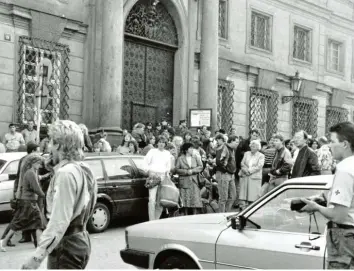  ?? Archivfoto: Annemagret John, dpa ?? Anfang September 1989 stehen Dutzende DDR-Bürger vor dem Tor der bundesdeut­schen Botschaft in Prag – am Ende des Monats öffnet sich für Tausende das Tor zur Freiheit. Sie dürfen in die Bundesrepu­blik ausreisen.