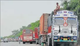  ?? DHEERAJ DHAWAN/HT ?? In Lucknow alone, about 10,000 trucks were parked at various places as transporte­rs refused fresh bookings.