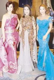  ??  ?? Carolyn Tan, Best Dressed Women of the Philippine­s event chairperso­n Angola Consul Helen Ong and Imelda Pechera.