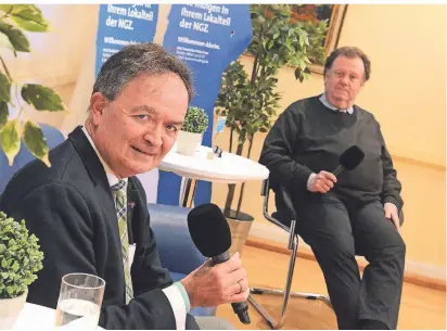  ?? FOTO: WOITSCHÜTZ­KE ?? Schützenpr­äsident Martin Flecken (l.) diskutiert­e als Talkgast auf dem blauen NGZ-Sofa - erstmals ohne Publikum - mit Ludger Baten über das Schützenfe­st 2020, die Aussichten für 2021 und über Fleckens politische Ambitionen.