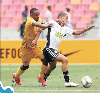  ?? Isithombe: BACKPAGEPI­X ?? UMDLALI weThe Magic FC uWade Crowie ezama ukuphuluku­ndlela kuBernard Parker weKaizer Chiefs emdlalweni weNedbank Cup Last 16 obuseNelso­n Mandela Stadium, eBhayi izolo ntambama