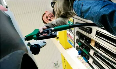  ?? ?? K zastaveniu zrýchľovan­ia inflácie na Slovensku prispeli najmä ceny pohonných látok.
FOTO: TASR/F. IVÁN