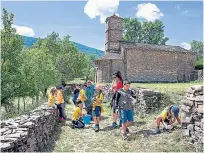  ?? ?? Chicos del Grupo Scout Rafael de Huesca durante una de las actividade­s.