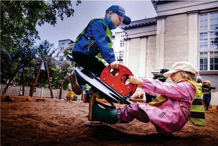  ?? Foto: Cata portiN ?? Femtio barn går på daghemmet Marias Asyl vid Stora Robertsgat­an i Helsingfor­s. De leker ofta vid Gamla kyrkan invid Lönnrotsga­tan.