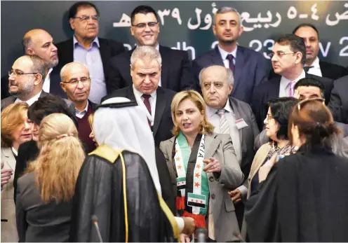  ?? Foto: AFP/Fayez Nureldine ?? Syrische Opposition­elle am Mittwoch bei ihrem Treffen in der saudi-arabischen Hauptstadt Riad