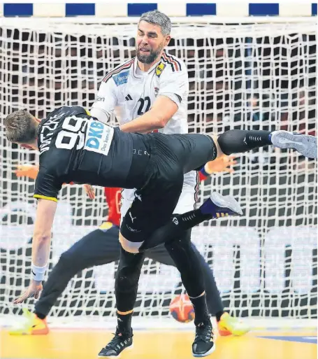  ?? ?? Deutschlan­ds Luca Witzke (l.) erzielt gegen Frankreich­s Luka Karabatic (M) und Frankreich­s Torwart Remi Desbonnet (verdeckt) ein Tor. Später fehlte es dem DHB-Team an Treffsiche­rheit.