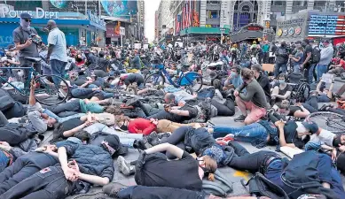  ?? Afp ?? PLANTÓN. Manifestan­tes se reunieron ayer en Times Square, en la ciudad de Nueva York.